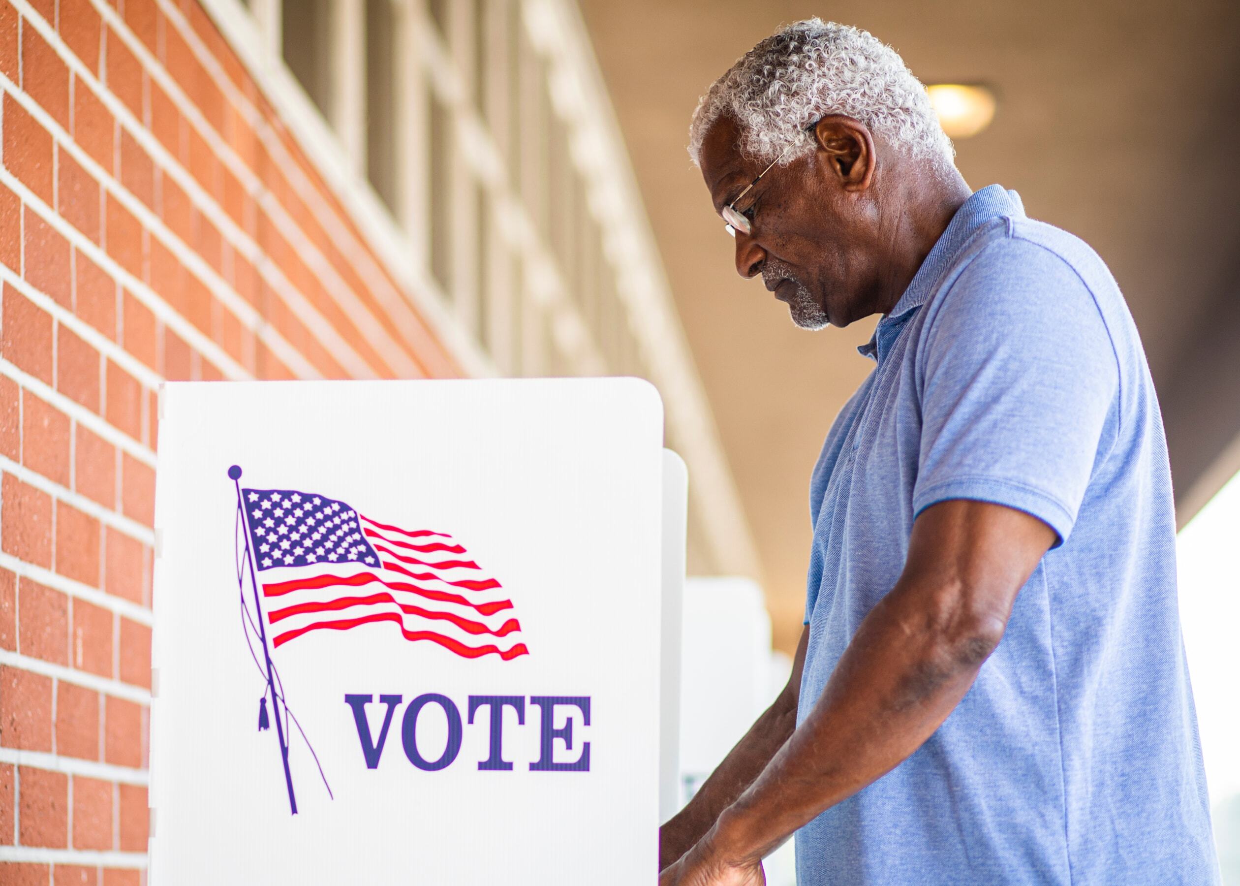 Man voting